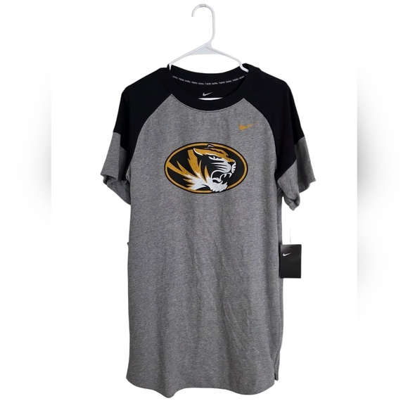 Nike Women's Gray and Black Graphic Tee - Picture 2 of 3